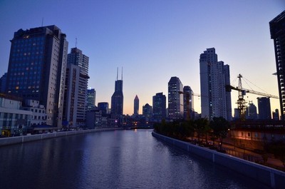 傍晚漫步蘇州河，穿越上海的時(shí)光之廊